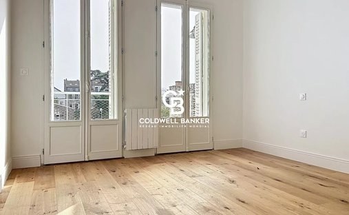 One Of Flat Roof Water Castle, Rochefort ( Commerical)