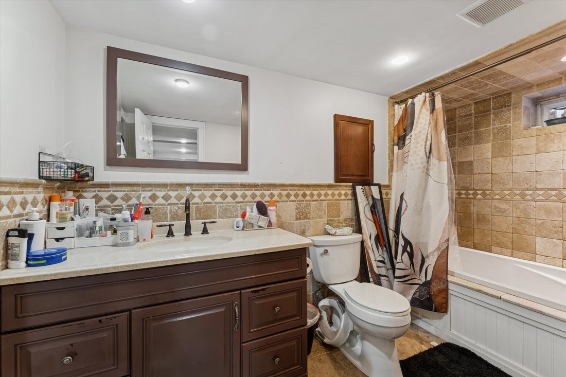 Apartment in North New Hyde Park, New York, United States 4 - 17501325