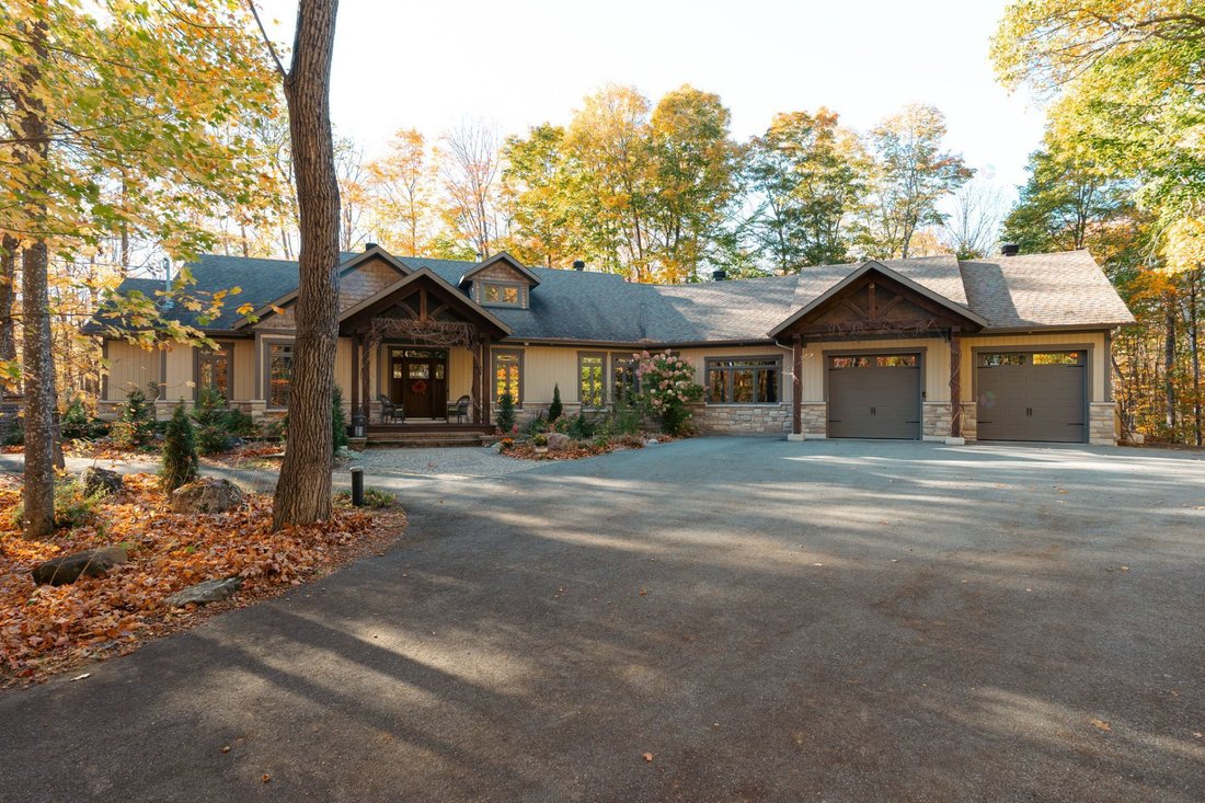House in Chelsea, Quebec, Canada 1 - 17506028