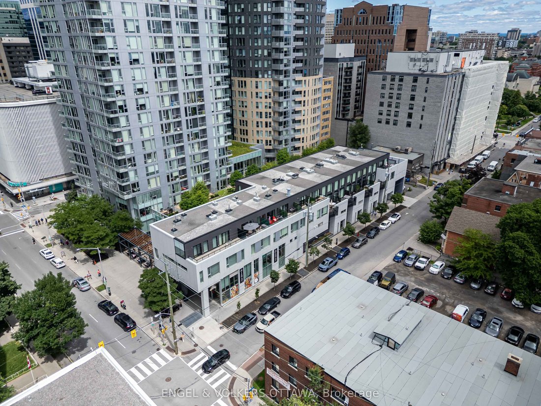 Condo in Ottawa, Ontario, Canada 1 - 17505986