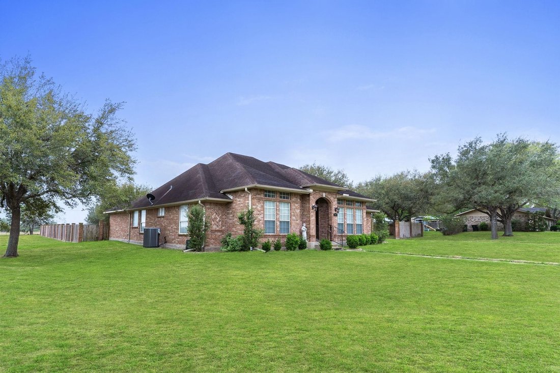 House in Shiner, Texas, United States 3 - 17504566