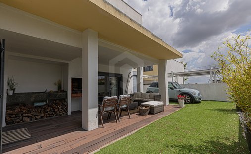 House in Santo Antonio da Charneca, Setubal, Portugal 1