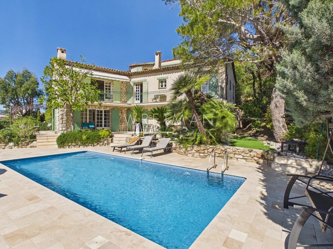 Villa in Mandelieu-la-Napoule, Provence-Alpes-Côte d'Azur, France 1 - 17464865