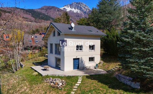 House in Mont-Saint-Martin, Auvergne-Rhône-Alpes, France 1