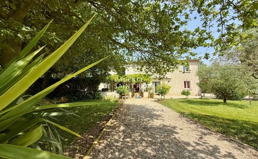 Villa in Noves, Provence-Alpes-Côte d'Azur, France 1