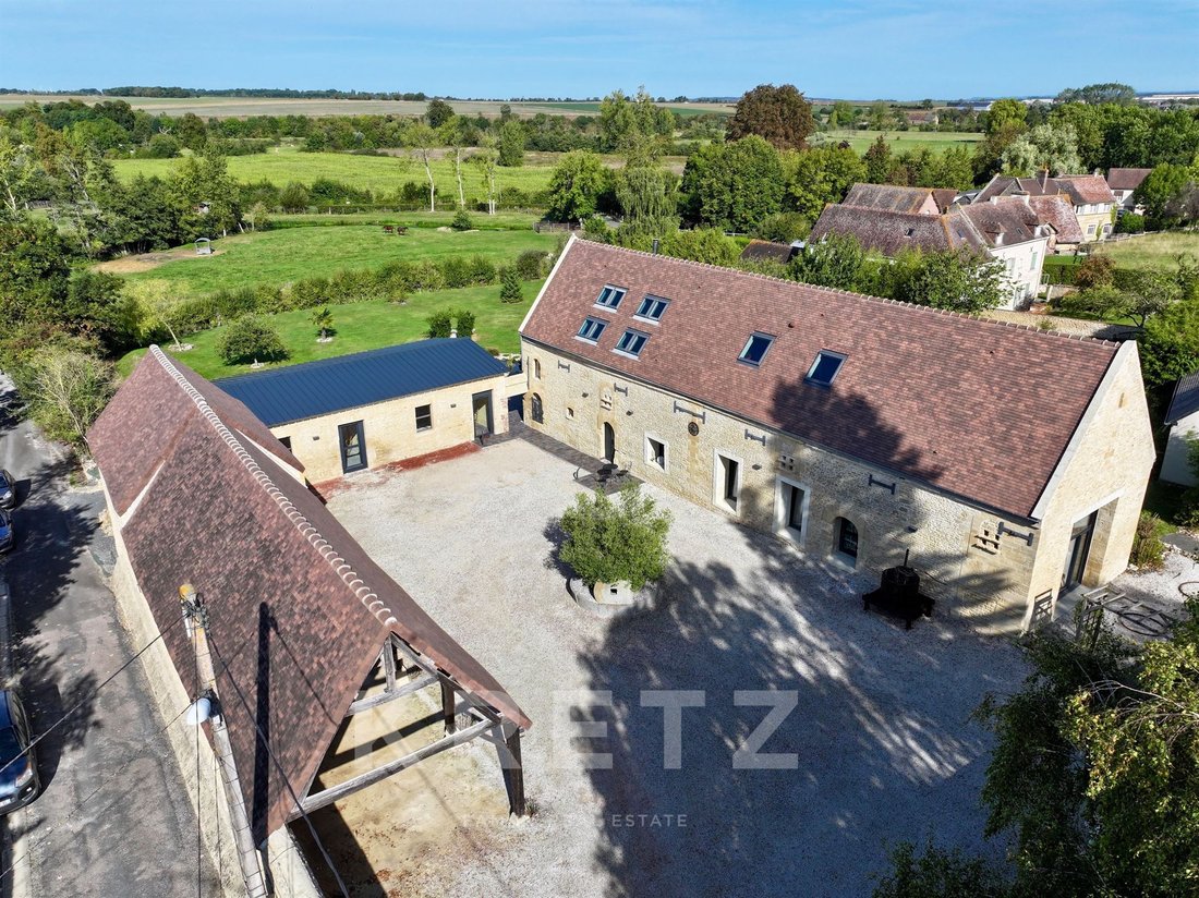 Estate in Saint-Pierre-sur-Dives, Saint-Pierre-en-Auge, France 1 - 17503012