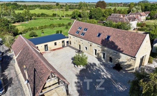Estate in Saint-Pierre-sur-Dives, Saint-Pierre-en-Auge, France 1