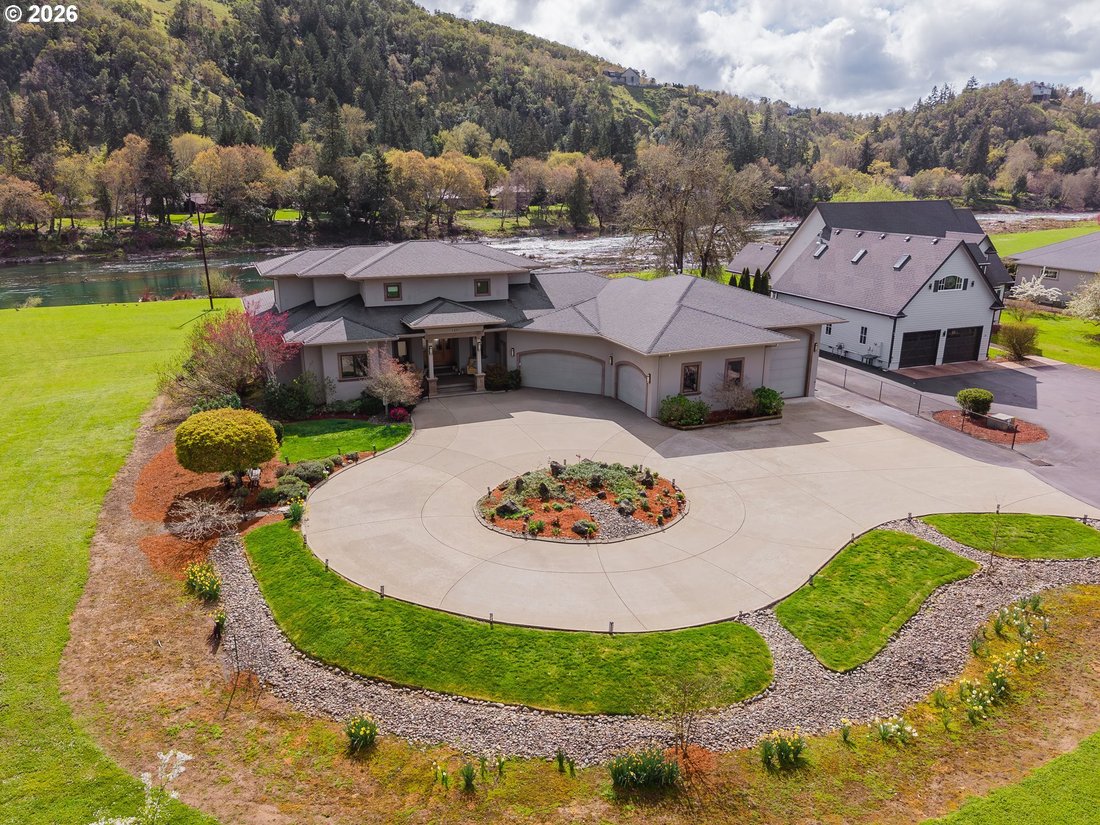 House in Roseburg, Oregon, United States 1 - 17505070