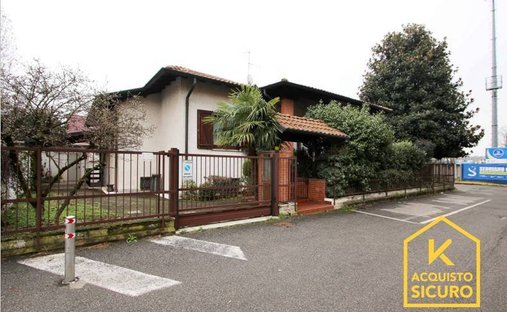 Villa in Sedriano, Lombardy, Italy 1