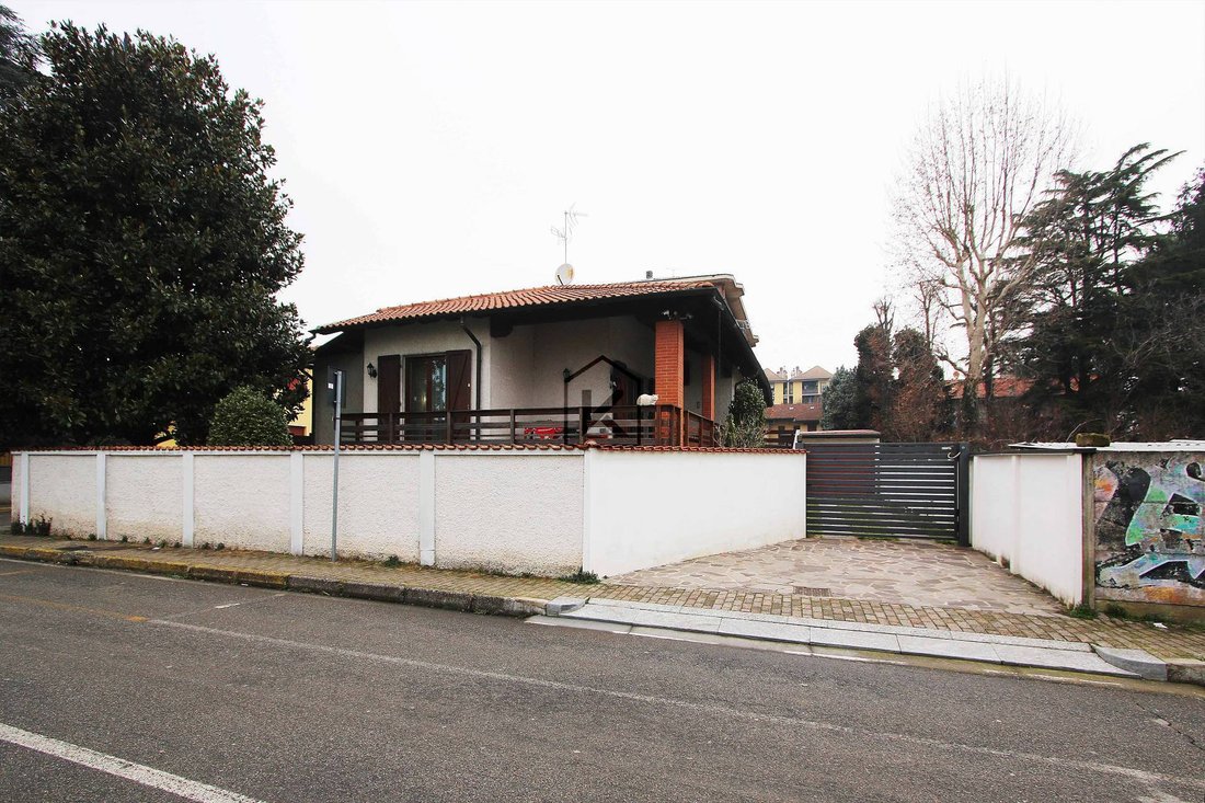 Villa in Sedriano, Lombardy, Italy 2 - 17507574