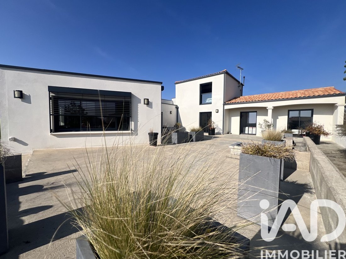 House in Yves, Nouvelle-Aquitaine, France 1 - 17514998