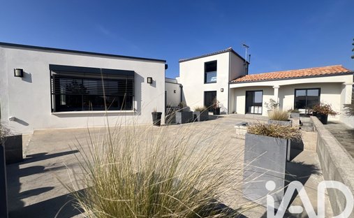 House in Yves, Nouvelle-Aquitaine, France 1