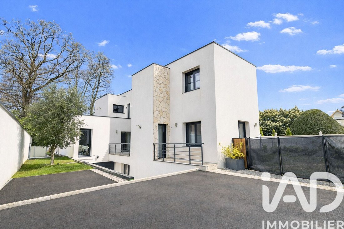 House in Victor Hugo, Sainte-Genevieve-des-Bois, France 1 - 17513763