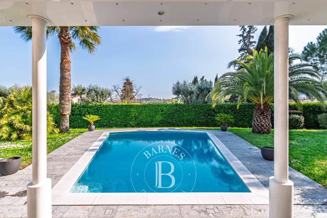 Villa in Châteauneuf-Grasse, Provence-Alpes-Côte d'Azur, France 2 - 12177858