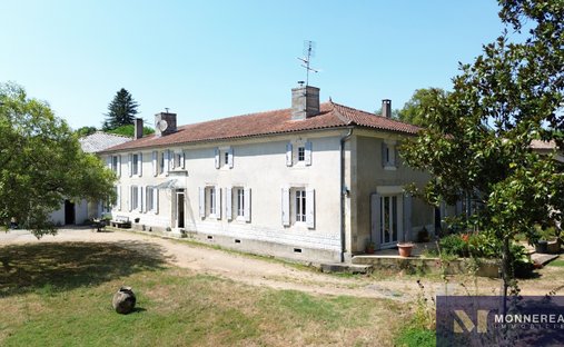 Estate in Baignes-Sainte-Radegonde, Nouvelle-Aquitaine, France 1