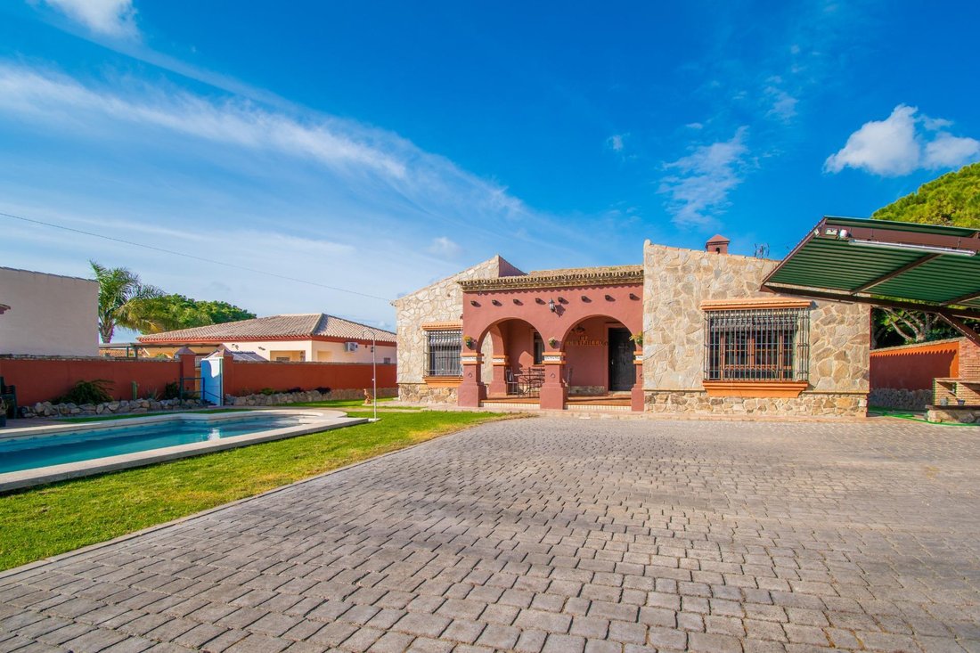 Chalet in Chiclana de la Frontera, Andalusia, Spain 1 - 17517278