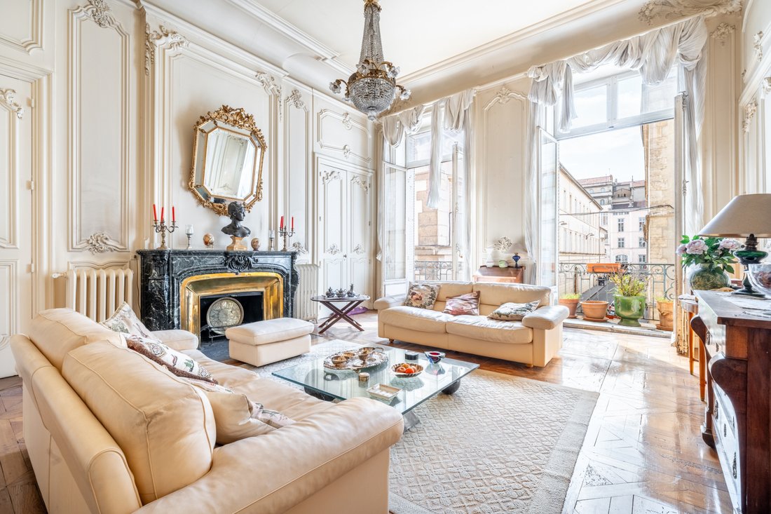 Apartment in Champvert-Point du Jour-Saint Irénée, Lyon 5e Arrondissement, Lyon 1 - 17518756