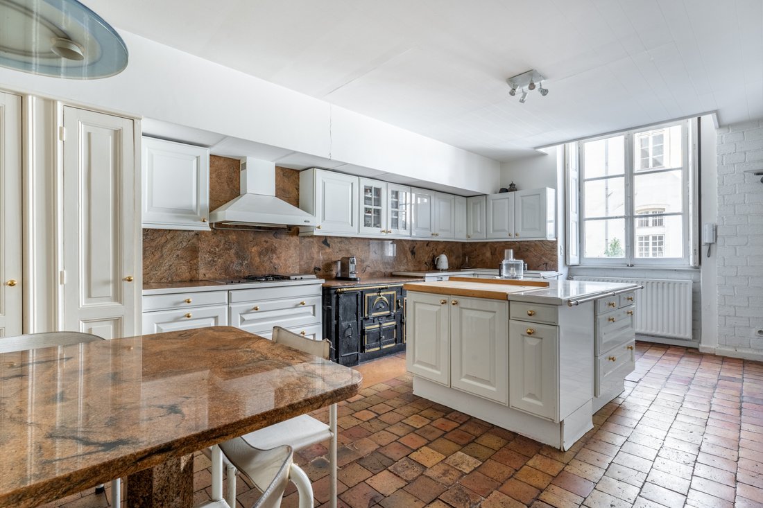 Apartment in Champvert-Point du Jour-Saint Irénée, Lyon 5e Arrondissement, Lyon 5 - 17518756
