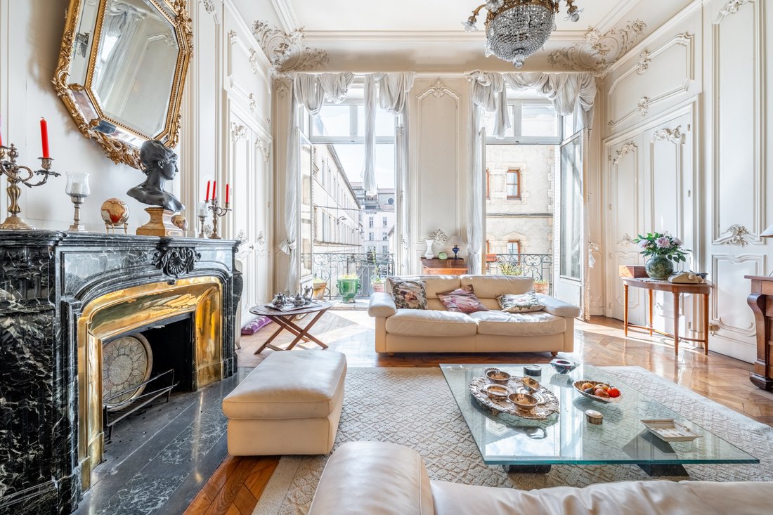 Apartment in Champvert-Point du Jour-Saint Irénée, Lyon 5e Arrondissement, Lyon 2 - 17518756