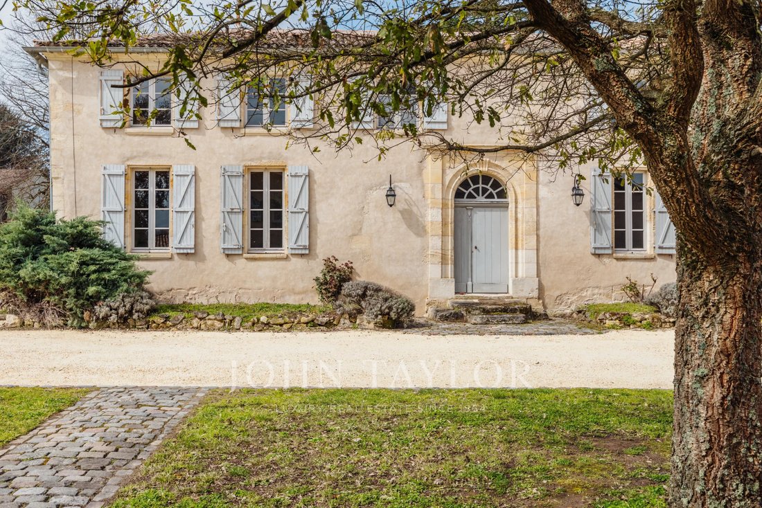Castillo en Saint-Émilion, Nueva Aquitania, Francia 2 - 17518712