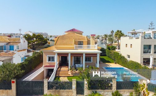 Villa in Torrevieja, Valencian Community, Spain 1