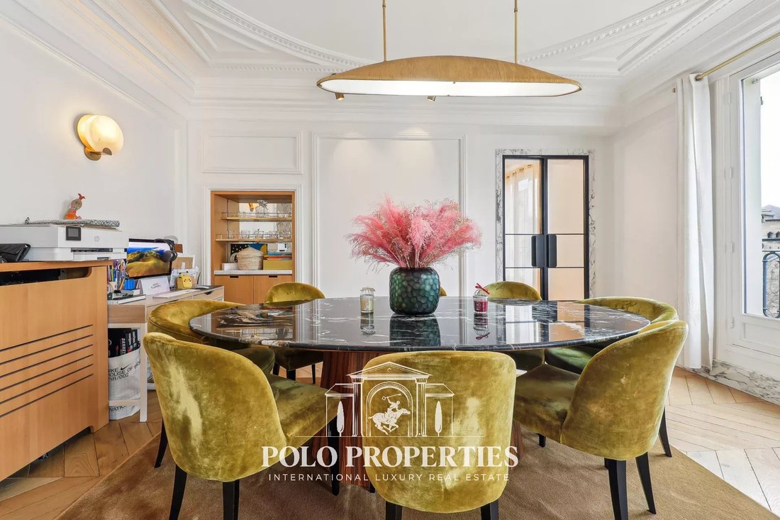 Apartment in Triangle d'Or, Paris 8e Arrondissement, Paris 4 - 15098436