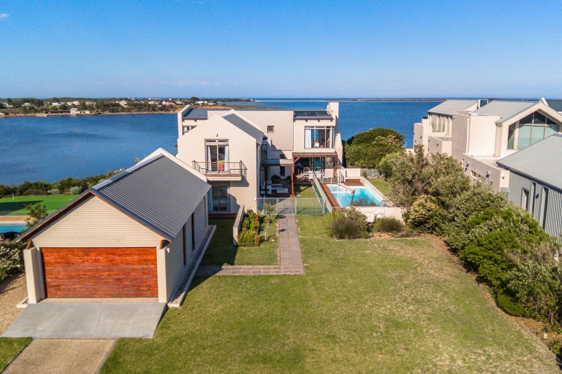 Country House in Overstrand Local Municipality, Western Cape, South Africa 1 - 17522863