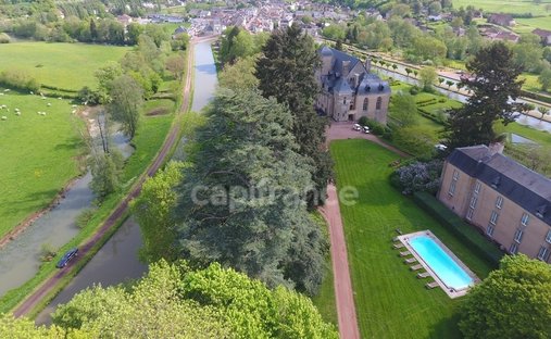 Castello a Nevers, Borgogna-Franca Contea, Francia 1