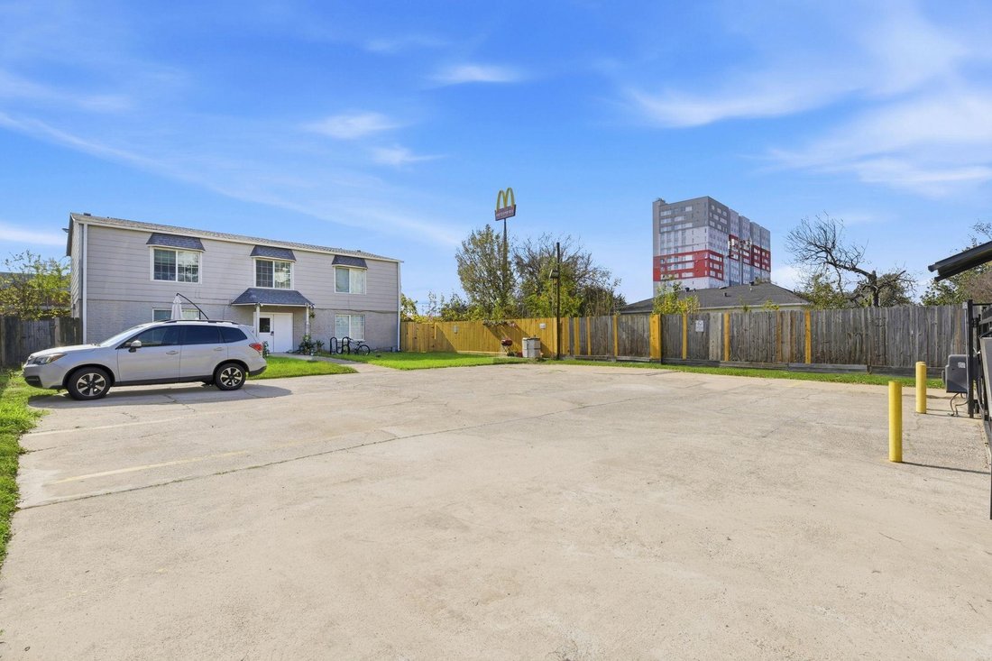 Houston, Texas, United States 3 - 17522545