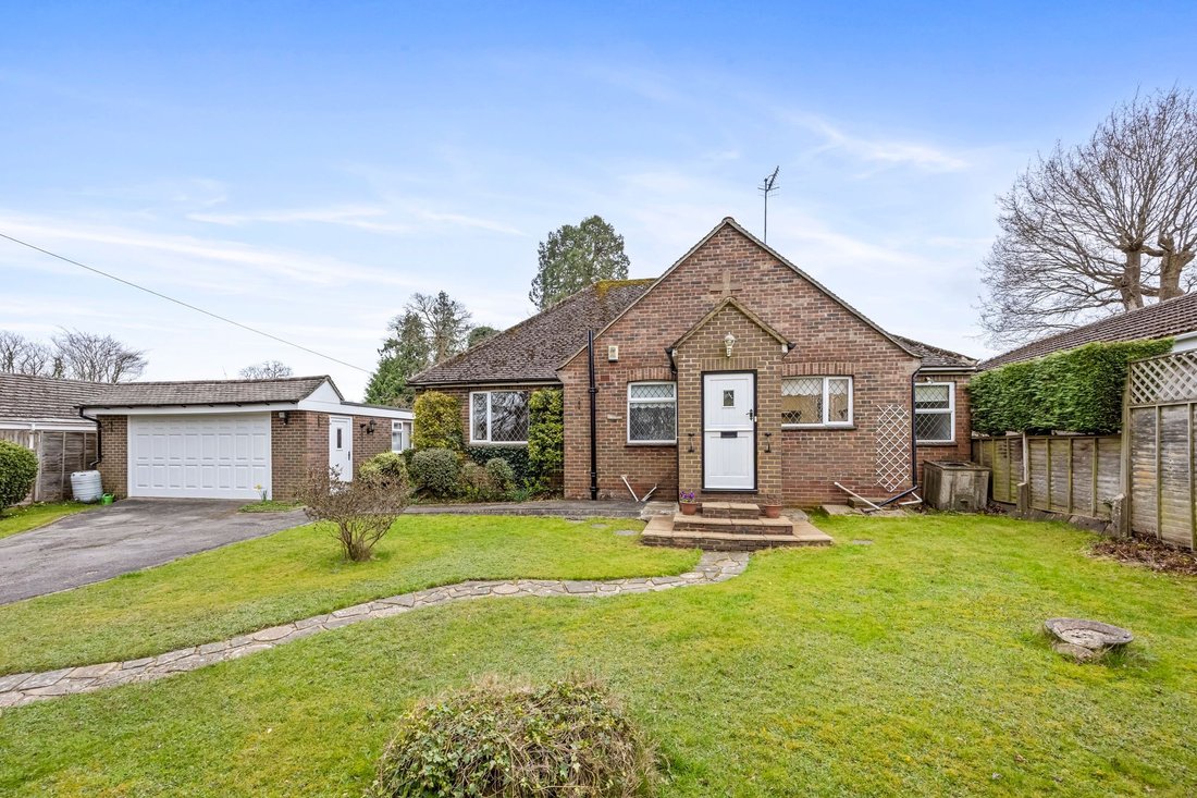 Bungalow in Crawley Down, England 1 - 17519825