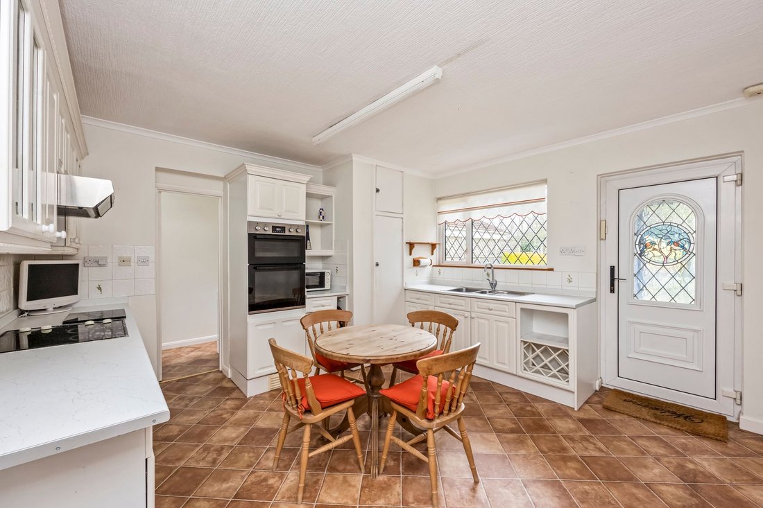 Bungalow in Crawley Down, England 3 - 17519825