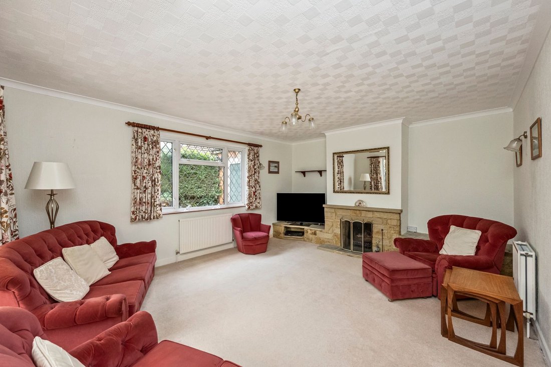 Bungalow in Crawley Down, England 5 - 17519825