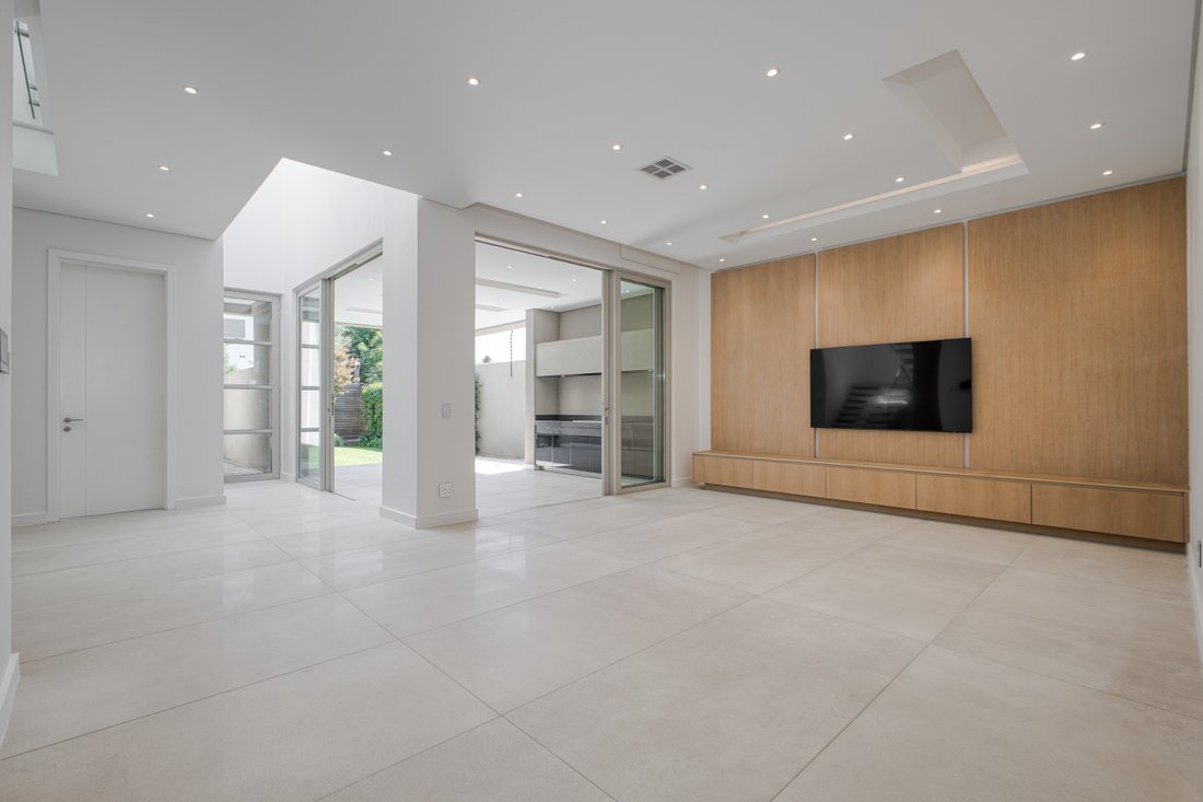 Townhouse in Morningside, Benmore Gardens, Gauteng 2 - 17522884