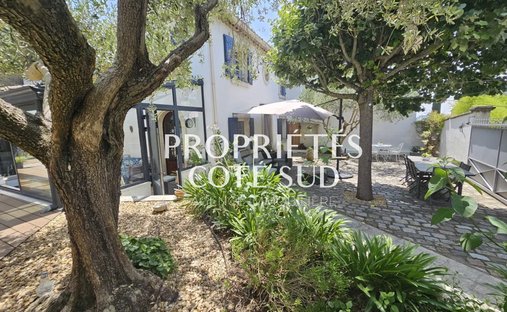 House in Charbonnières-Montagnié, Villeneuve-lès-Avignon, France 1