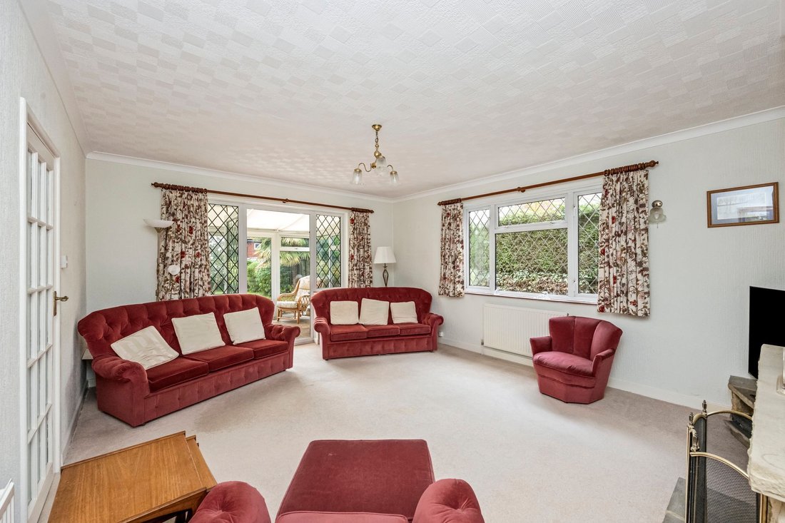 Bungalow in Crawley Down, England 4 - 17519825