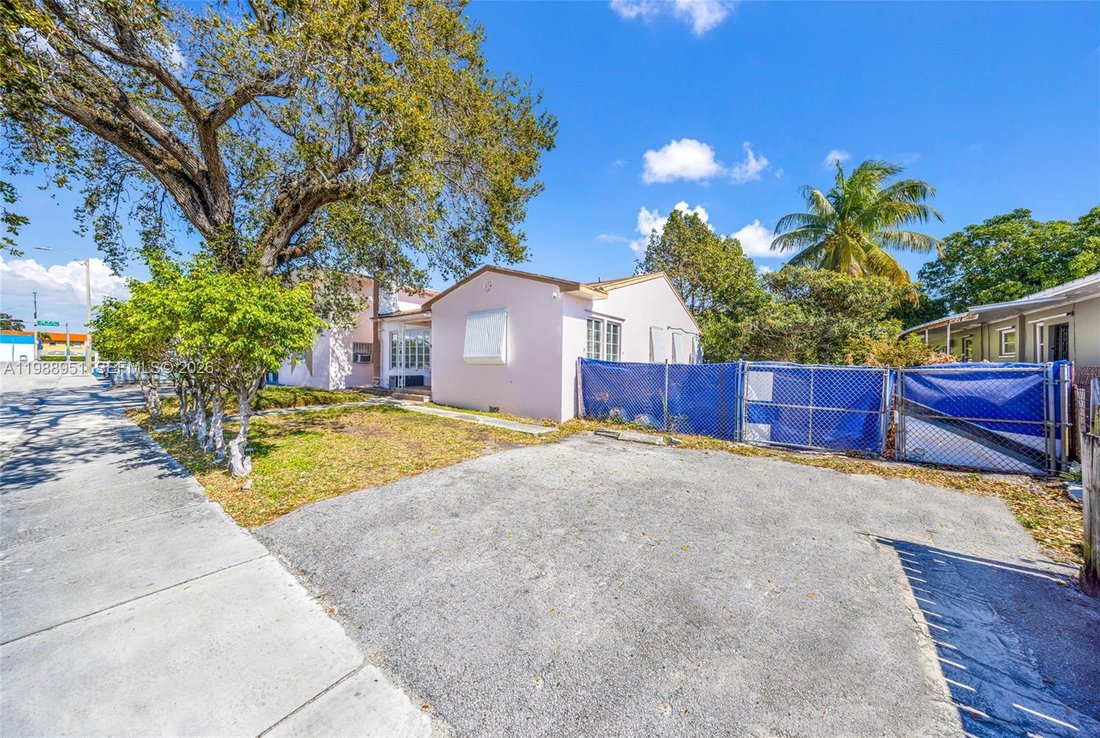 Miami, Florida, United States 1 - 17520151
