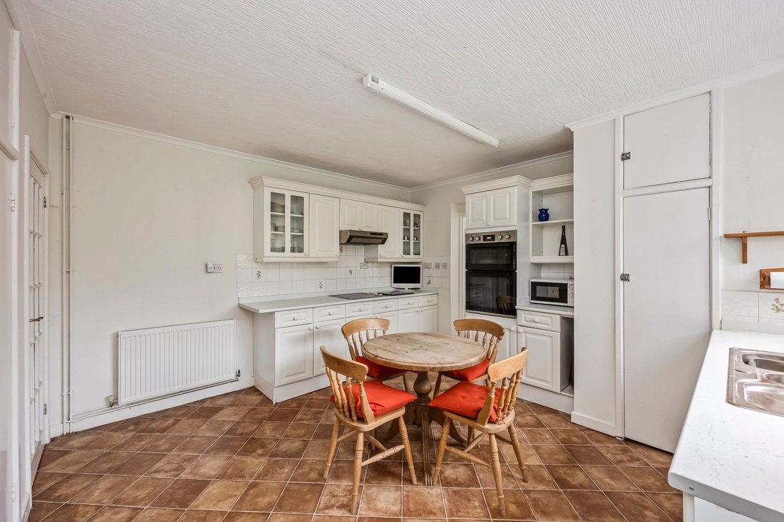 Bungalow in Crawley Down, England 2 - 17519825