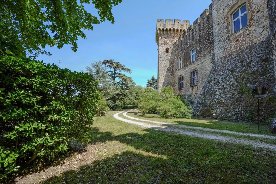 Castillo en Uzès, Occitania, Francia 3 - 17520101