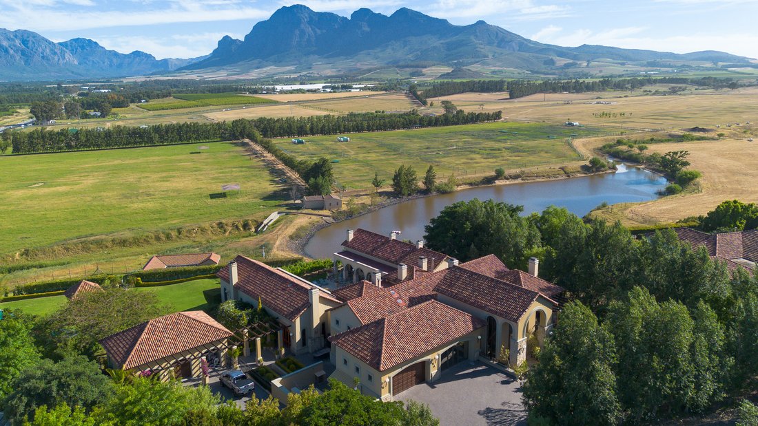 Country House in Drakenstein Local Municipality, Western Cape, South Africa 1 - 17522876