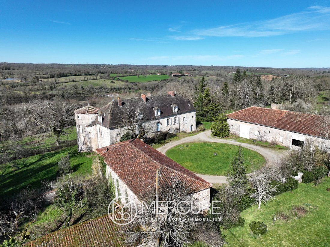 Schloss in Confolens, Nouvelle-Aquitaine, Frankreich 1 - 17520579