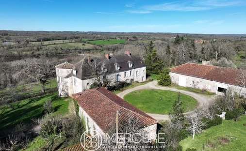 Schloss in Confolens, Nouvelle-Aquitaine, Frankreich 1