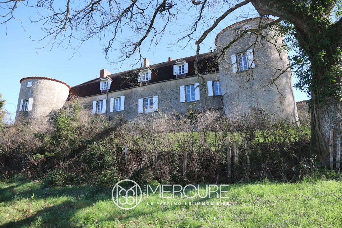 Schloss in Confolens, Nouvelle-Aquitaine, Frankreich 3 - 17520579