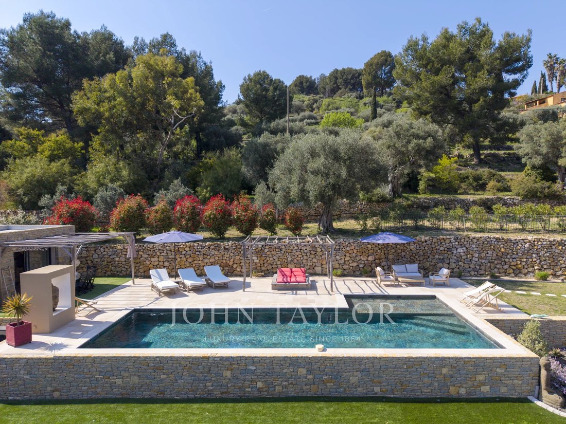 Estate in Nord, Sanary-sur-Mer, France 1 - 17526667