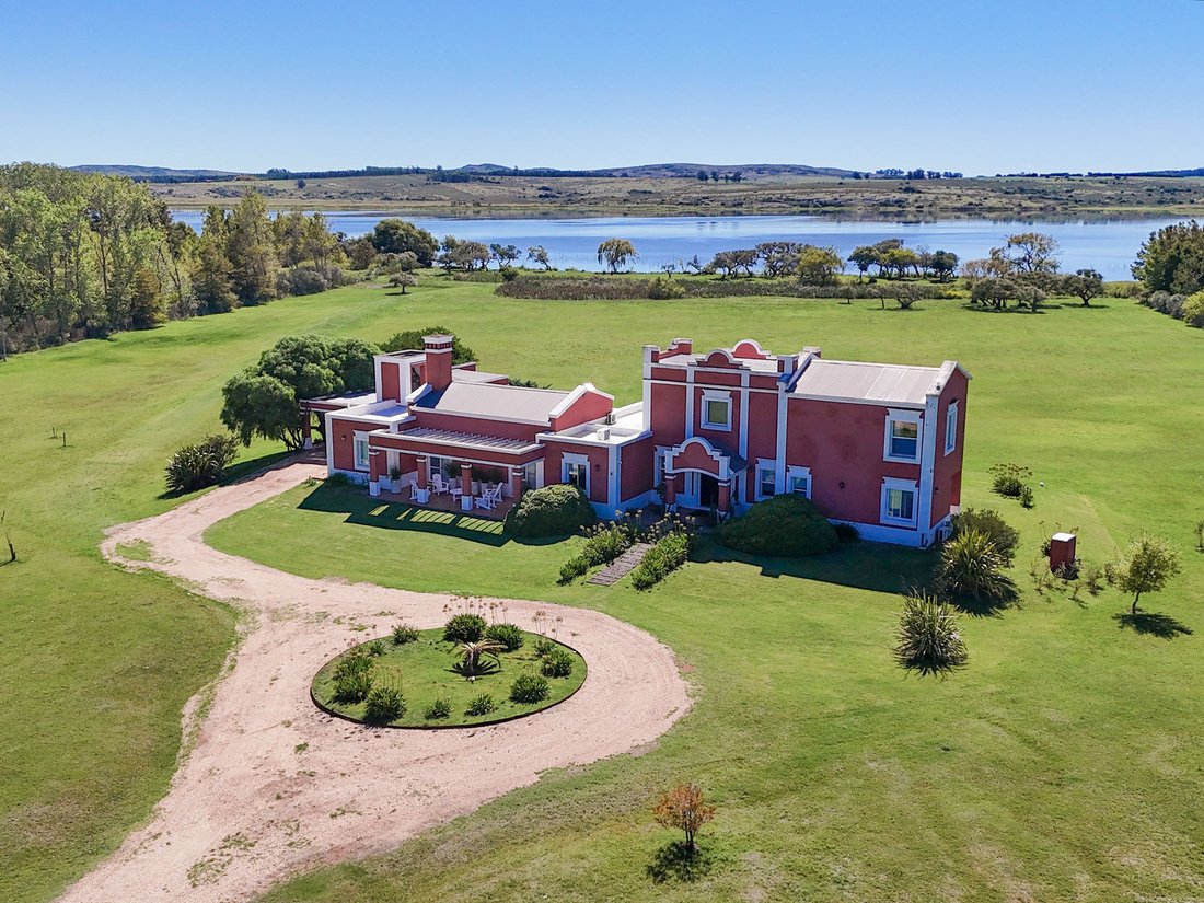 Estate in Punta del Este, Maldonado Department, Uruguay 1 - 17526994