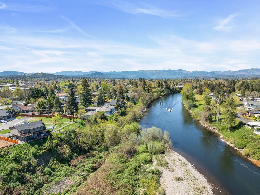 House in Grants Pass, Oregon, United States 2 - 17142332