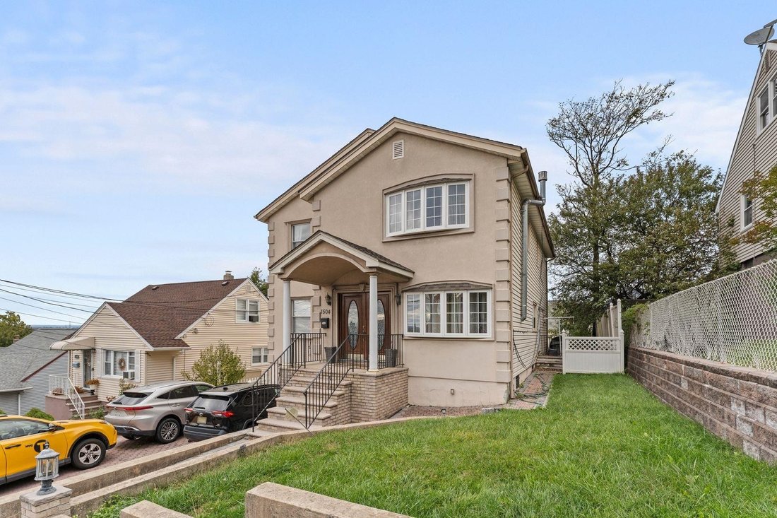 House in North Bergen, New Jersey, United States 4 - 17529910