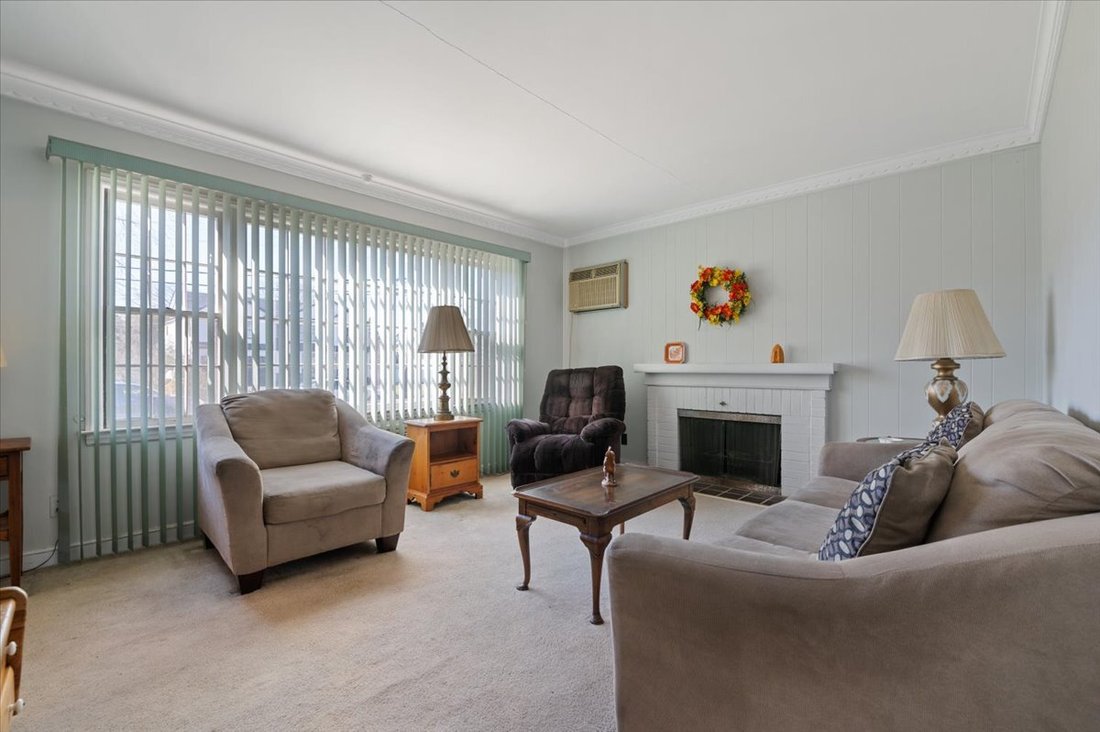 House in Bethpage, New York, United States 3 - 17530255
