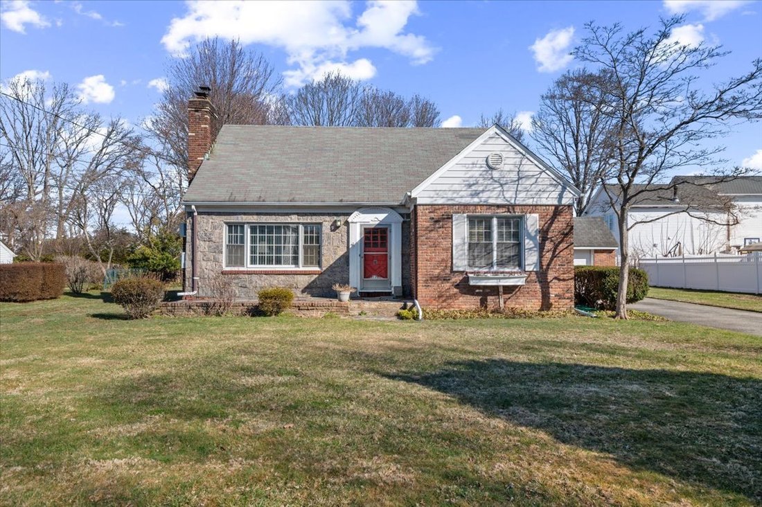 House in Bethpage, New York, United States 1 - 17530255