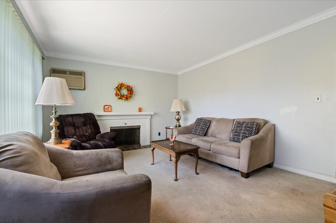 House in Bethpage, New York, United States 4 - 17530255