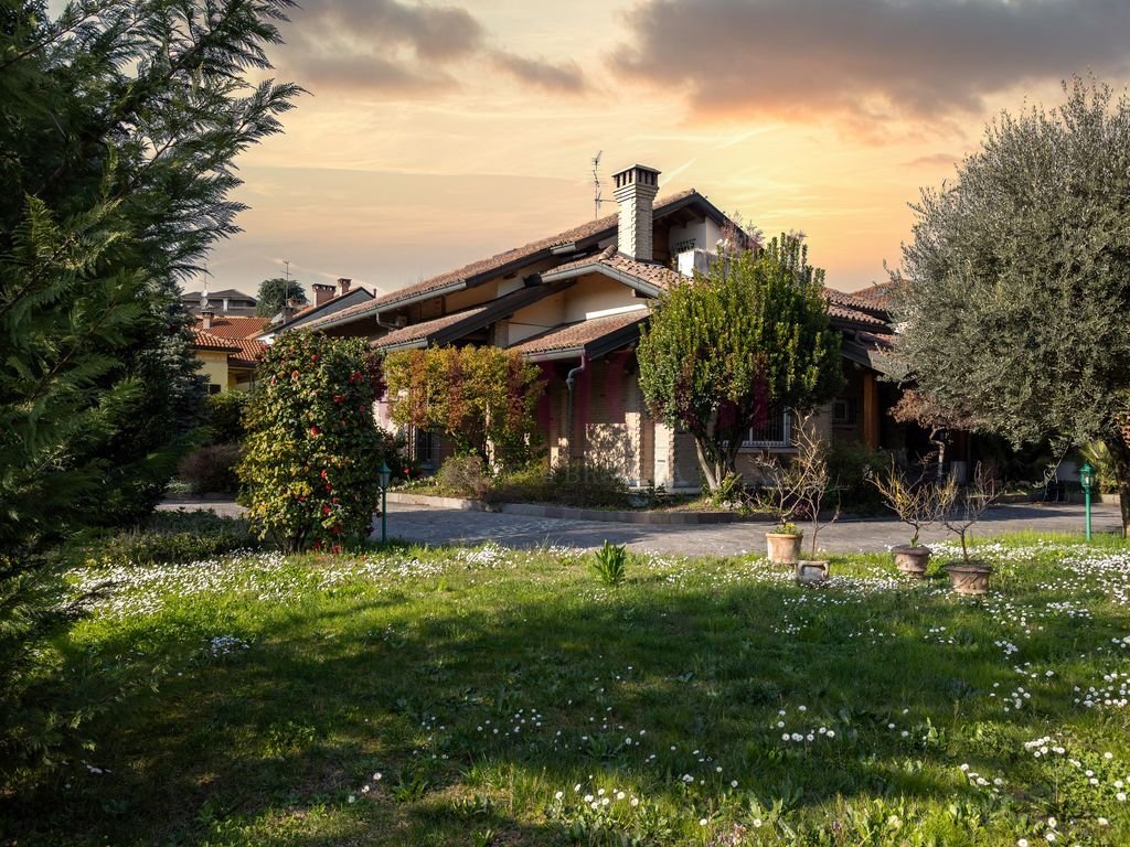 Villa in Center, Seregno, Lombardy 1 - 17530804